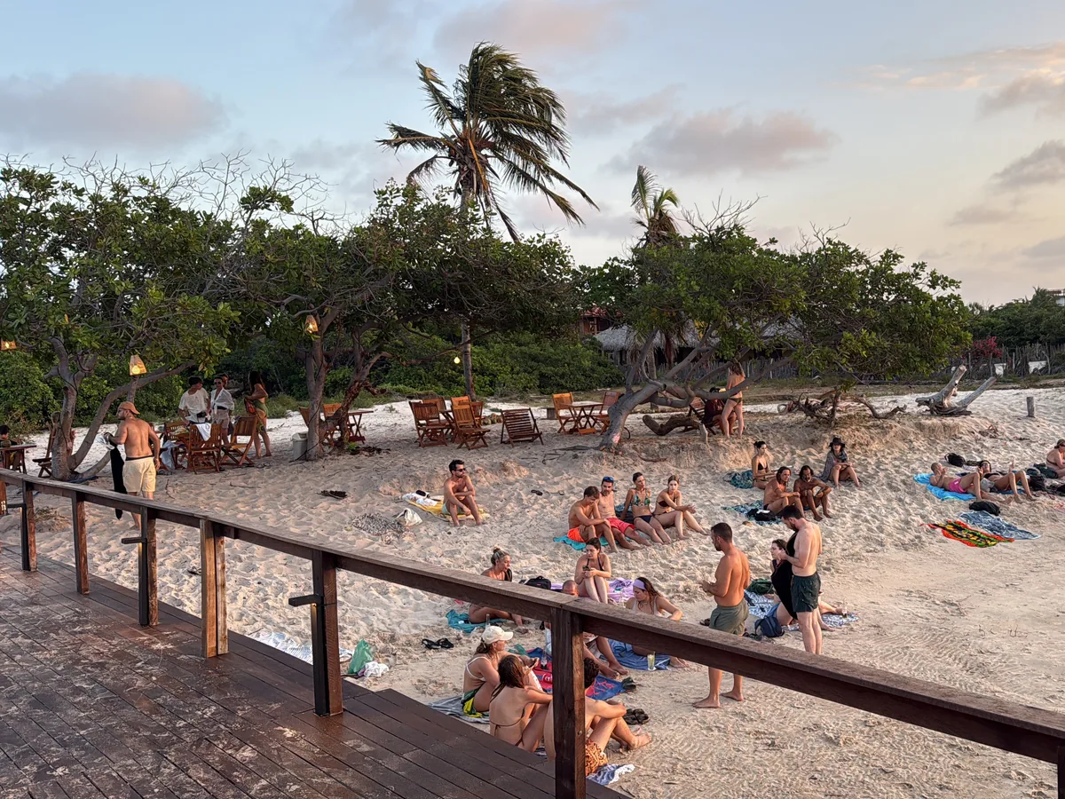 O Deck no fim de tarde, com as mesas na areia e o mar ao fundo