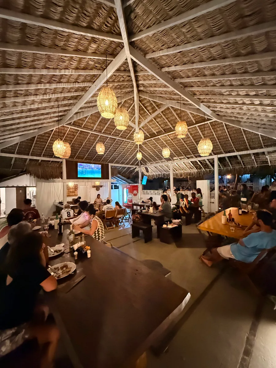 O salão interno do restaurante, com as mesas postas
