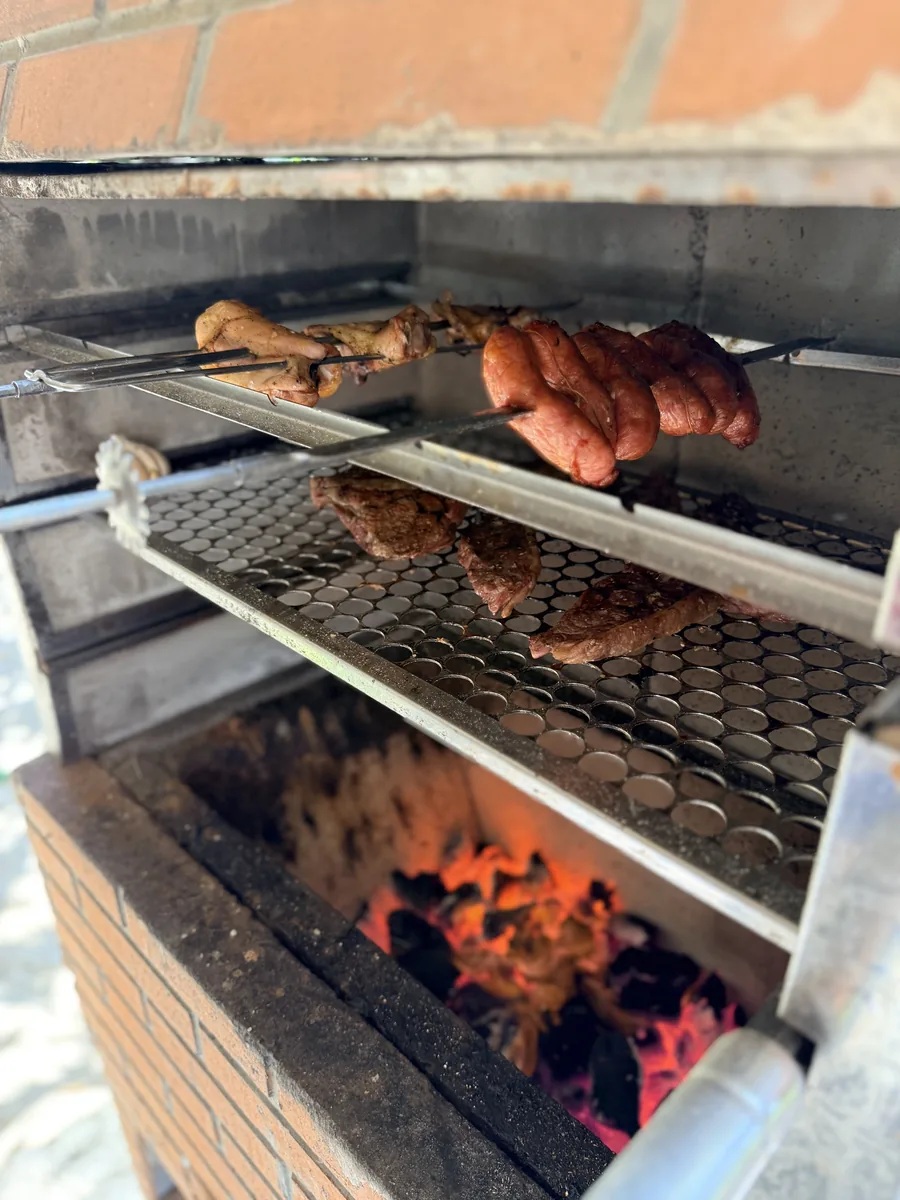 Carnes na brasa do churrasco