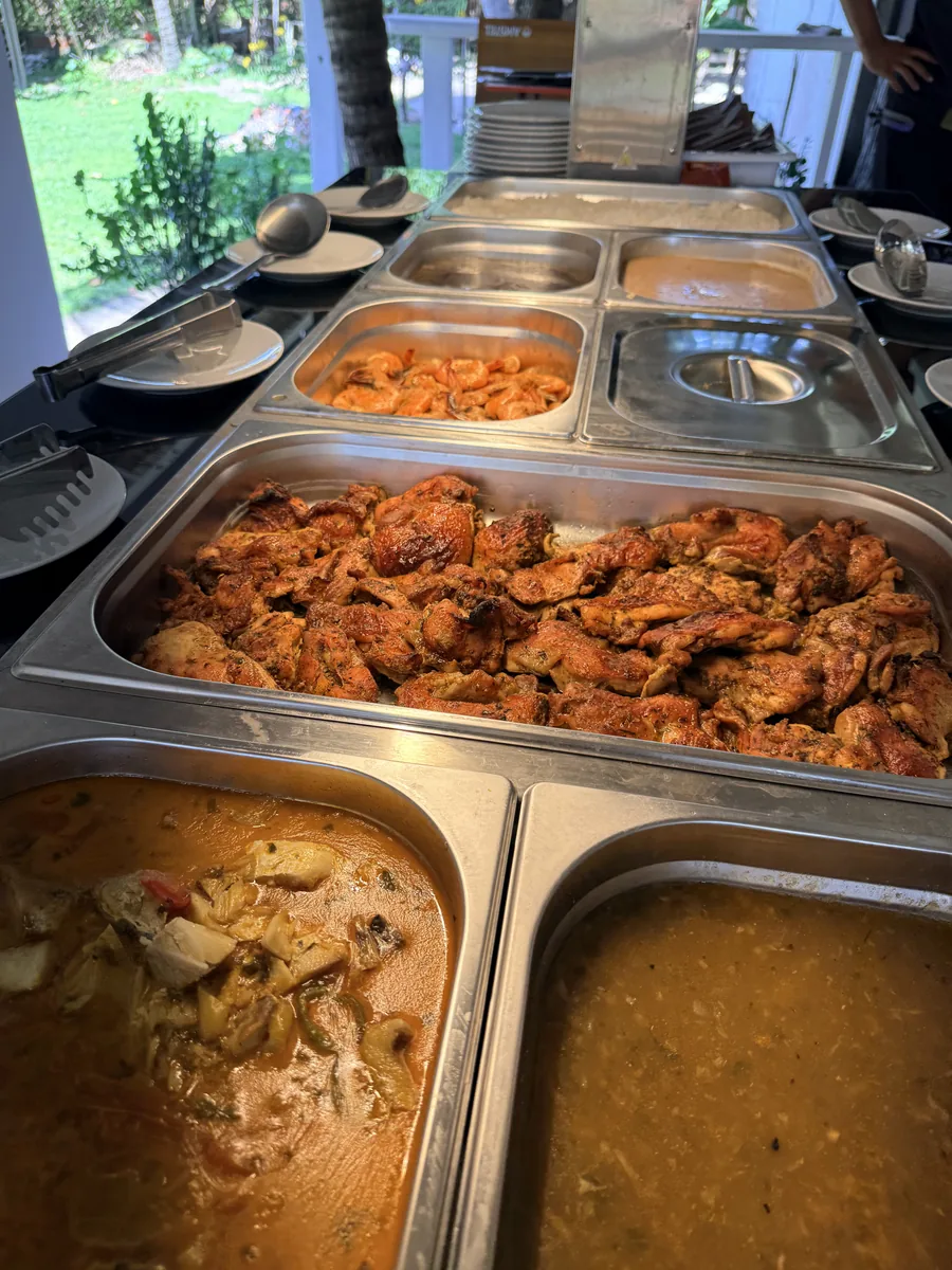 O buffet servido, com as travessas cheias