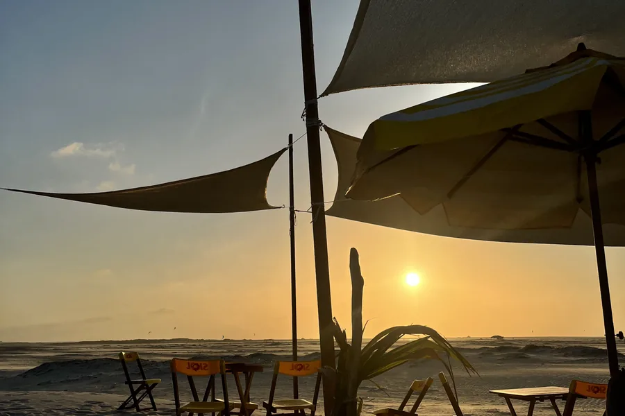 Fim de tarde na Cabana do Caranguejo, do outro lado do rio